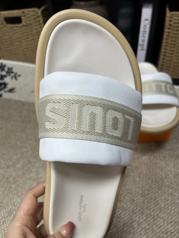P320💰[New model] Long-term availability, 2025 new model, couple model [LOUlS VUlTTON] comes with drawer box, bag, card, invoice "Louis Vuitton ~ unique modern sandals. 》LV counter purchasing 🏃Men's and women's casual slippers, sold at the same time at the counter, the original old flower material upper is soft and comfortable, (refuses to discolor and rub the feet) sole: original factory special combination original sole, code number: 35--46 4 multiple colors 🉑️ to choose from